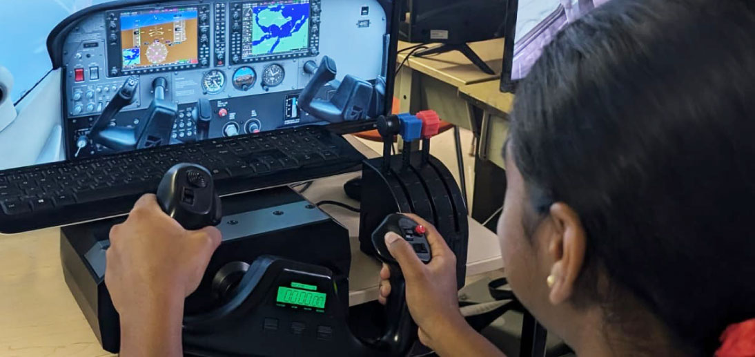 accueil_image3-4_aviation-connection Élève du secondaire et simulateur de vol dans le cadre du programme Simulateur de vol et découverte de l'aviation d'Aviation Connection.