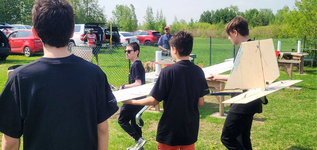 accueil_image4-3_aviation-connection Élèves fabriquant un avion-cargo télécommandé dans le cadre du programme STIM d'Aviation Connection.