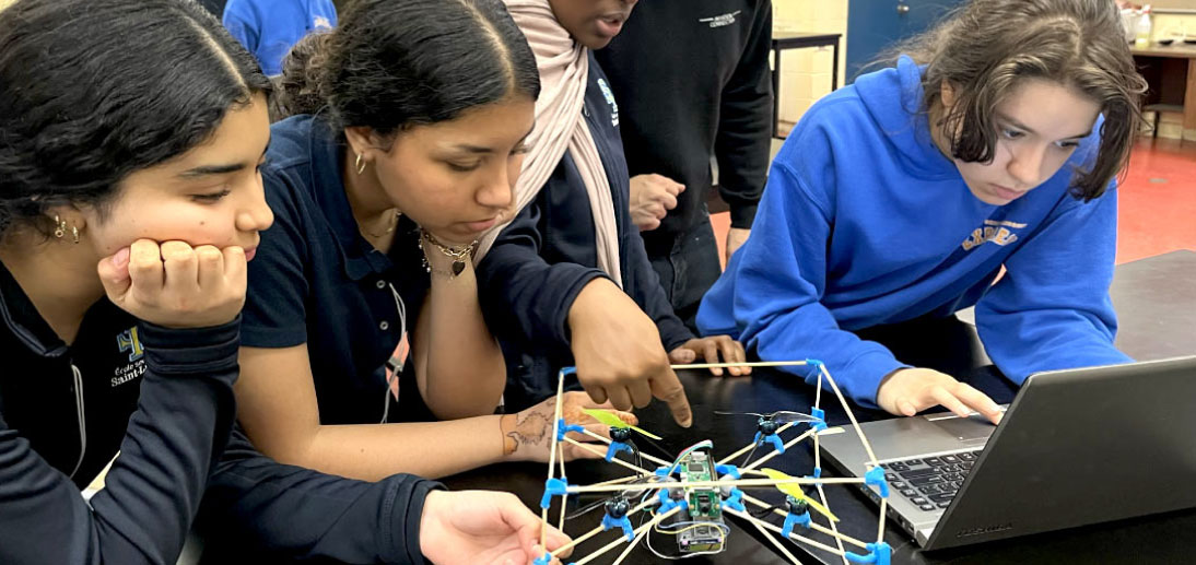 accueil_image5-4_aviation-connection Étudiants du secondaire découvrant le fonctionnement du robot volant Cognifly dans le cadre du programme Intelligence artificielle d'Aviation Connection.