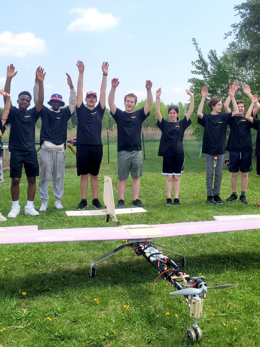 avion-cargo_image1-2_aviation-connection Groupe d'étudiants et avion-cargo télécommandé fabriqué dans le cadre du programme STIM d'Aviation Connection.