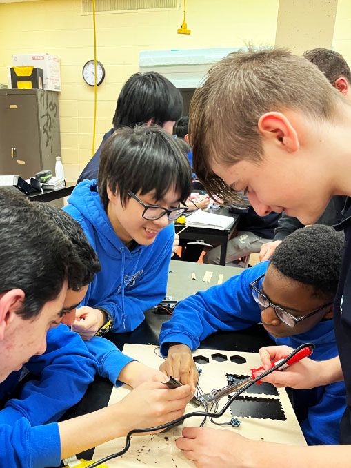 Élèves du secondaire travaillant sur un capteur de télémétrie Cognifly