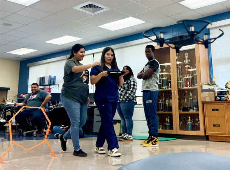 Classe avec élèves du secondaire dans le cadre du programme Intelligence artificielle et robot volant d'Aviation Connection.